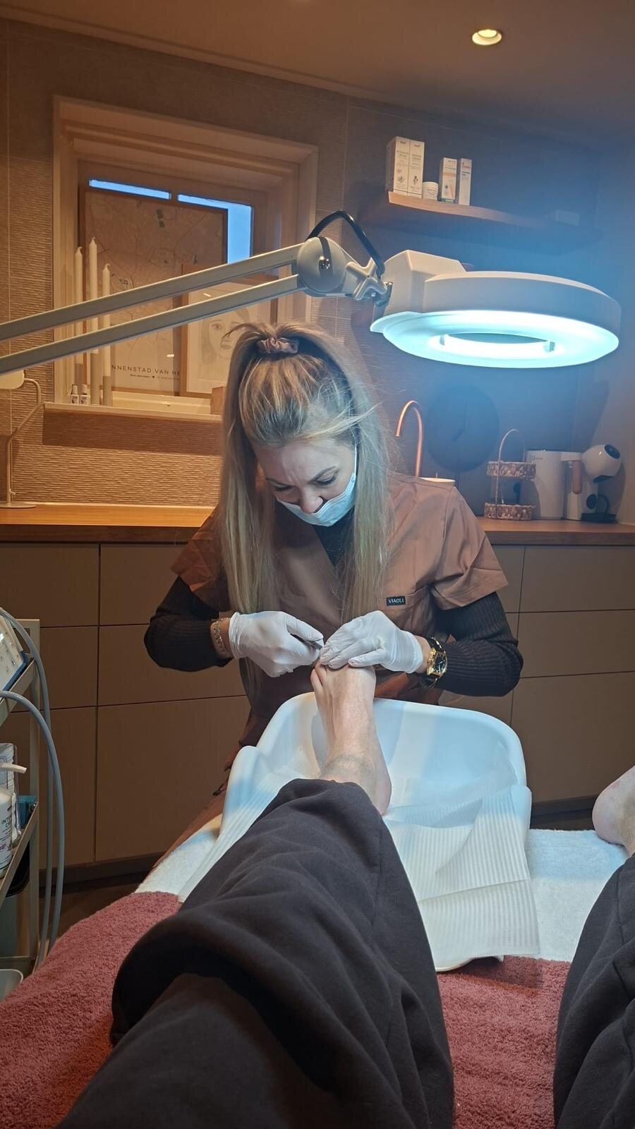 Marlot tijdens een pedicurebehandeling in haar studio in Hengelo