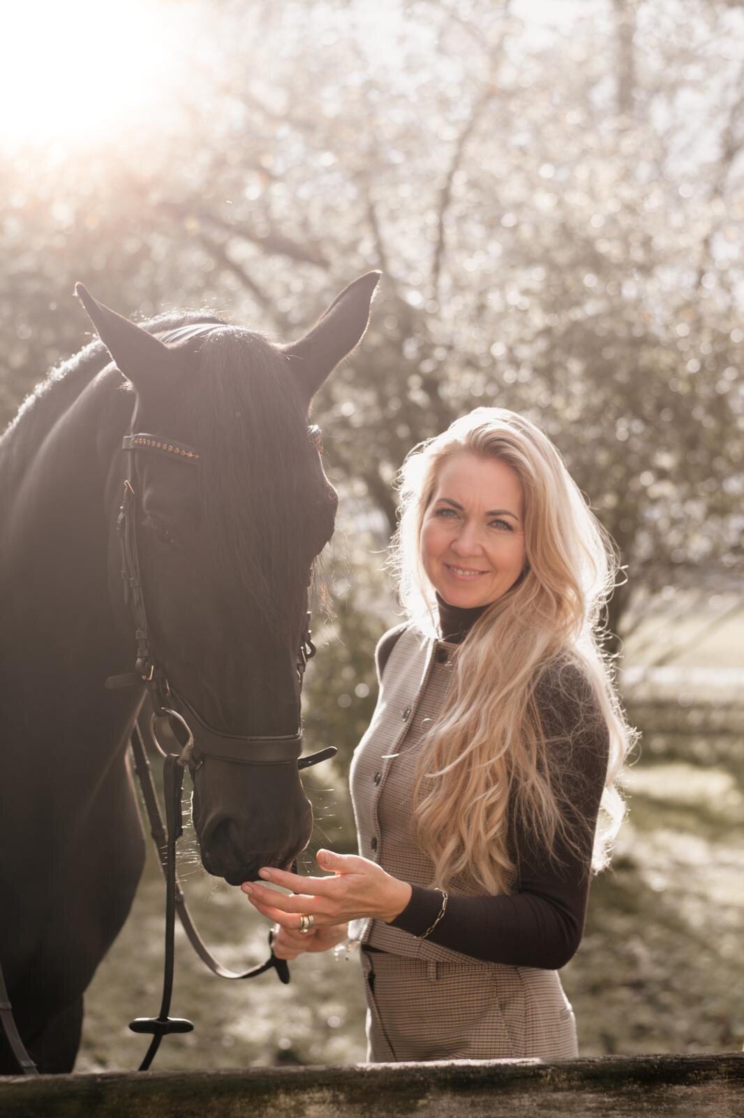 Marlot Mulder met haar paard in het gouden ochtendlicht